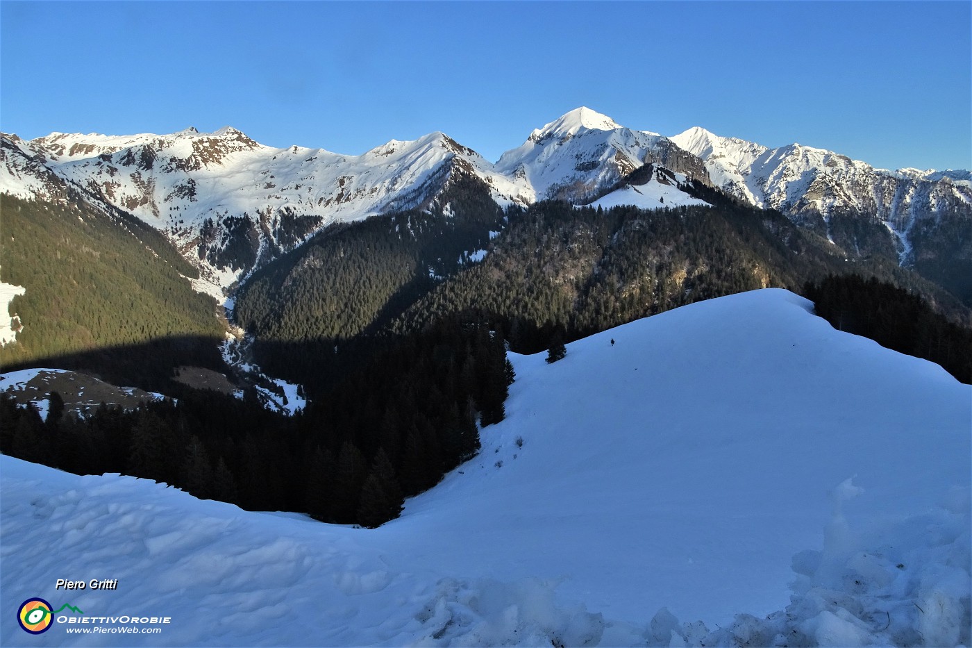 94 Vista verso le cime (da sx) del Pizzo Rotondo, Siltri, Cavallo, Pegherolo....JPG